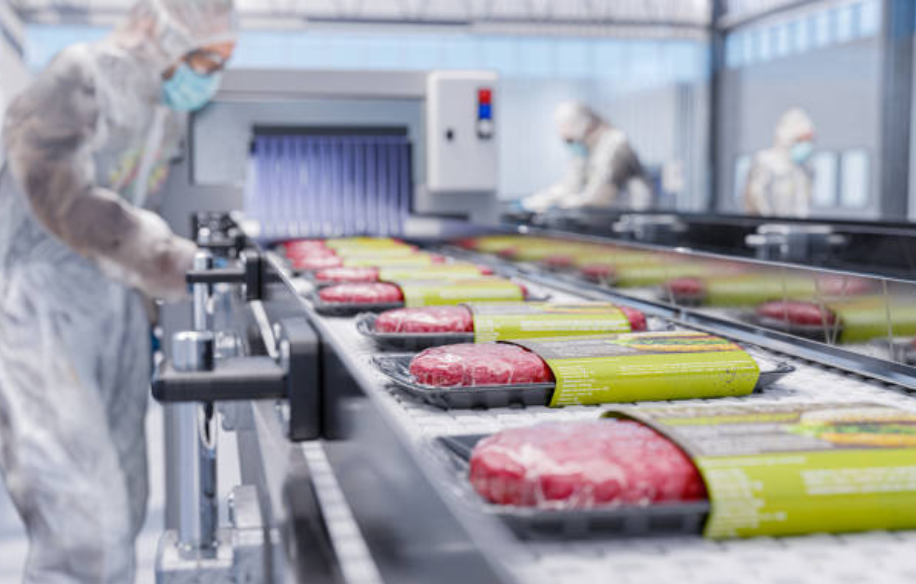 Fleisch kontrolliert durch Mitarbeiter in Lebensmittelindustrie